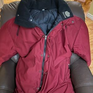 Men Kanuk Parka. Size Large. Like new condition. Made in Montréal. Retail 850$
